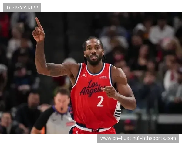 伦纳德中路转身上篮命中，快船把胜利握在手中