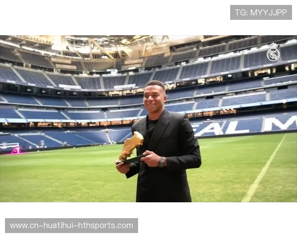 姆巴佩赛后为对方教练献花，绅士风度获赞