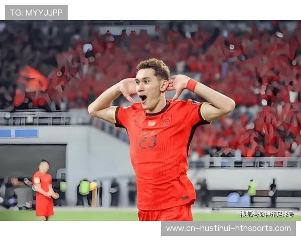 成都蓉城拜合拉木外脚背传中，禁区内抢点顶偏